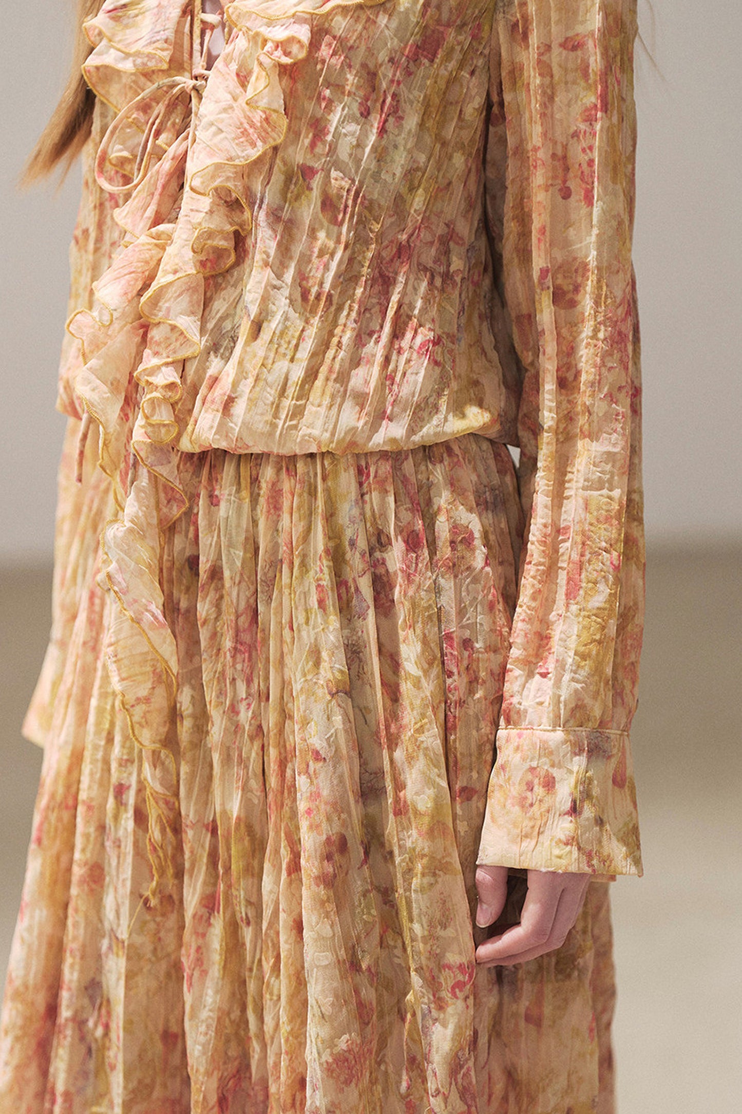 Langes Rüschenkleid mit Blumenmuster in Bernstein-Dämmerung