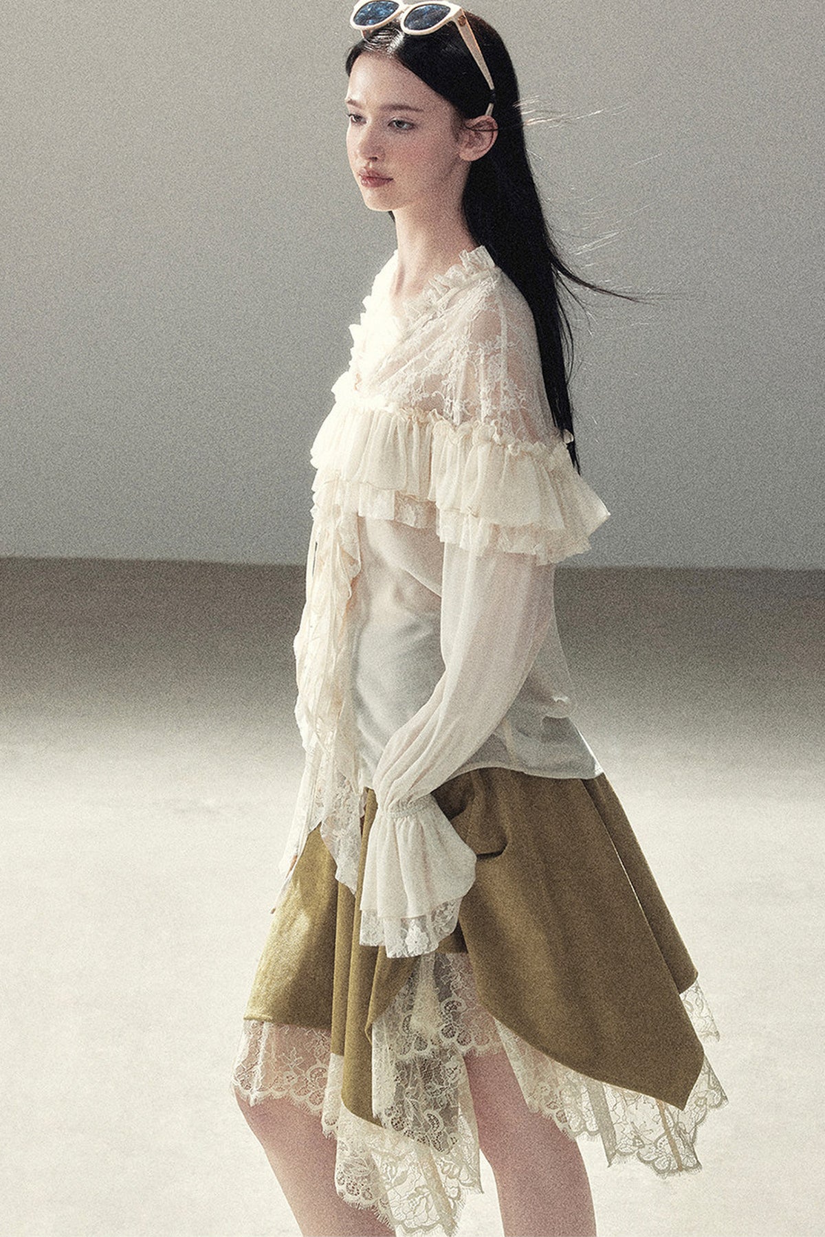 Transparentes Chiffon-Top mit Rüschen und Cut-outs