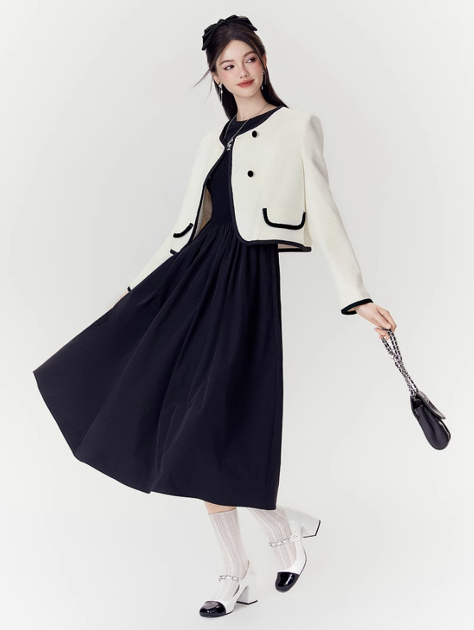 간단한 흰색 짧은 재킷