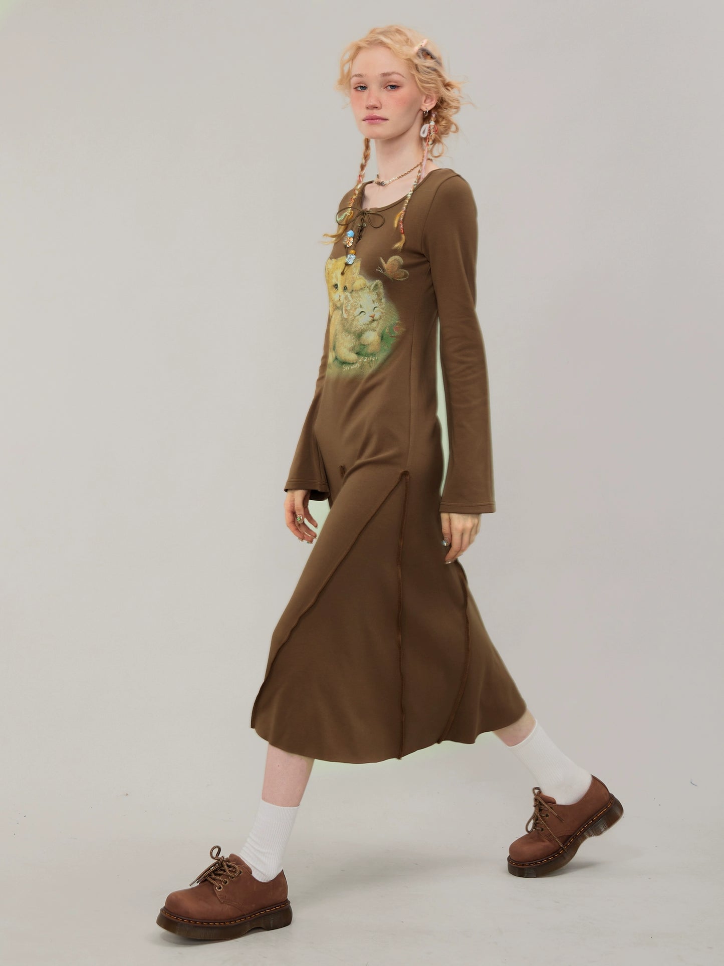 American Long은 슬림 한 니트 바닥 드레스를 자고 있습니다