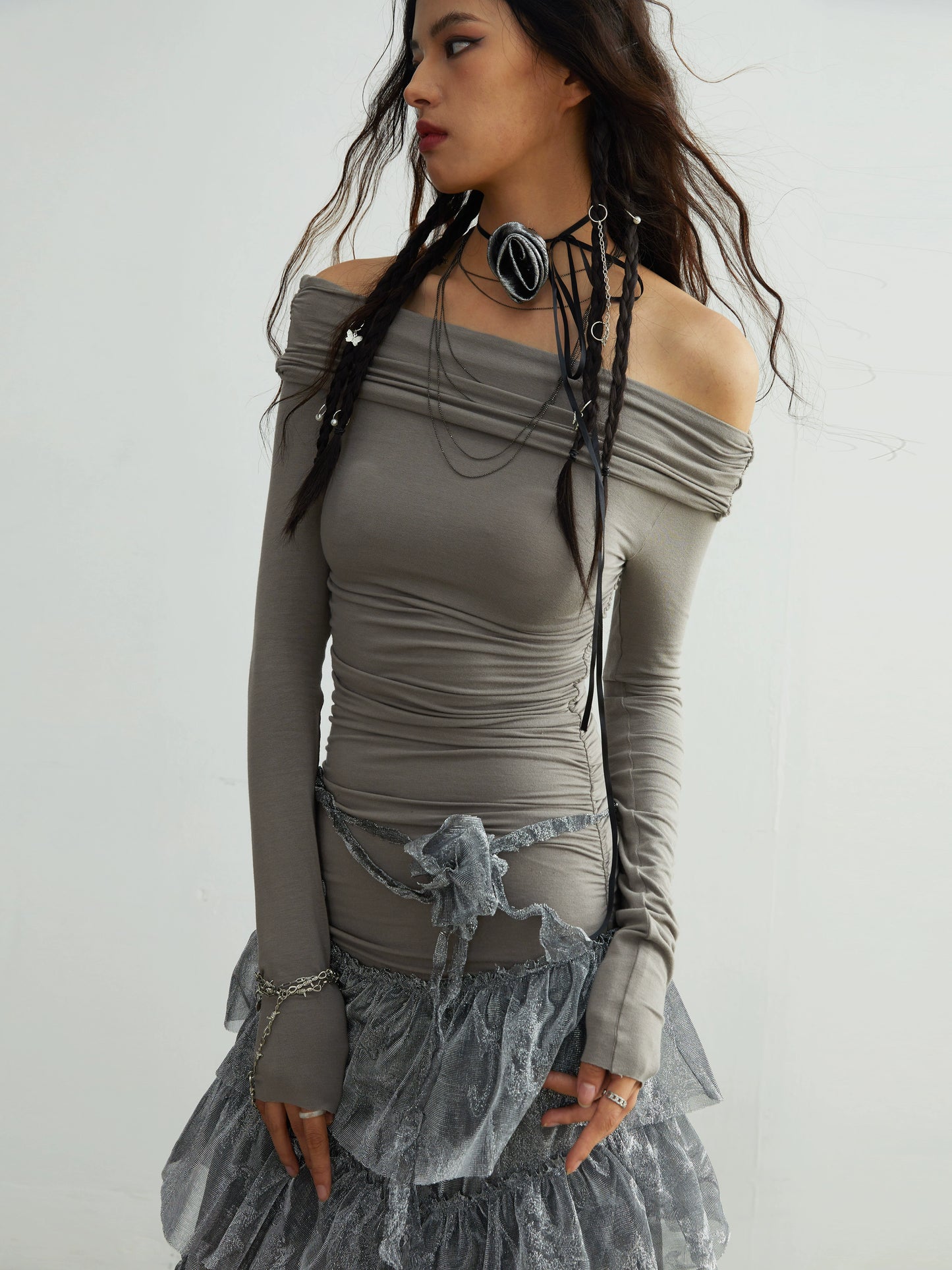 오프 숄더 실버 톤의 주름이 잡힌 맥시 드레스