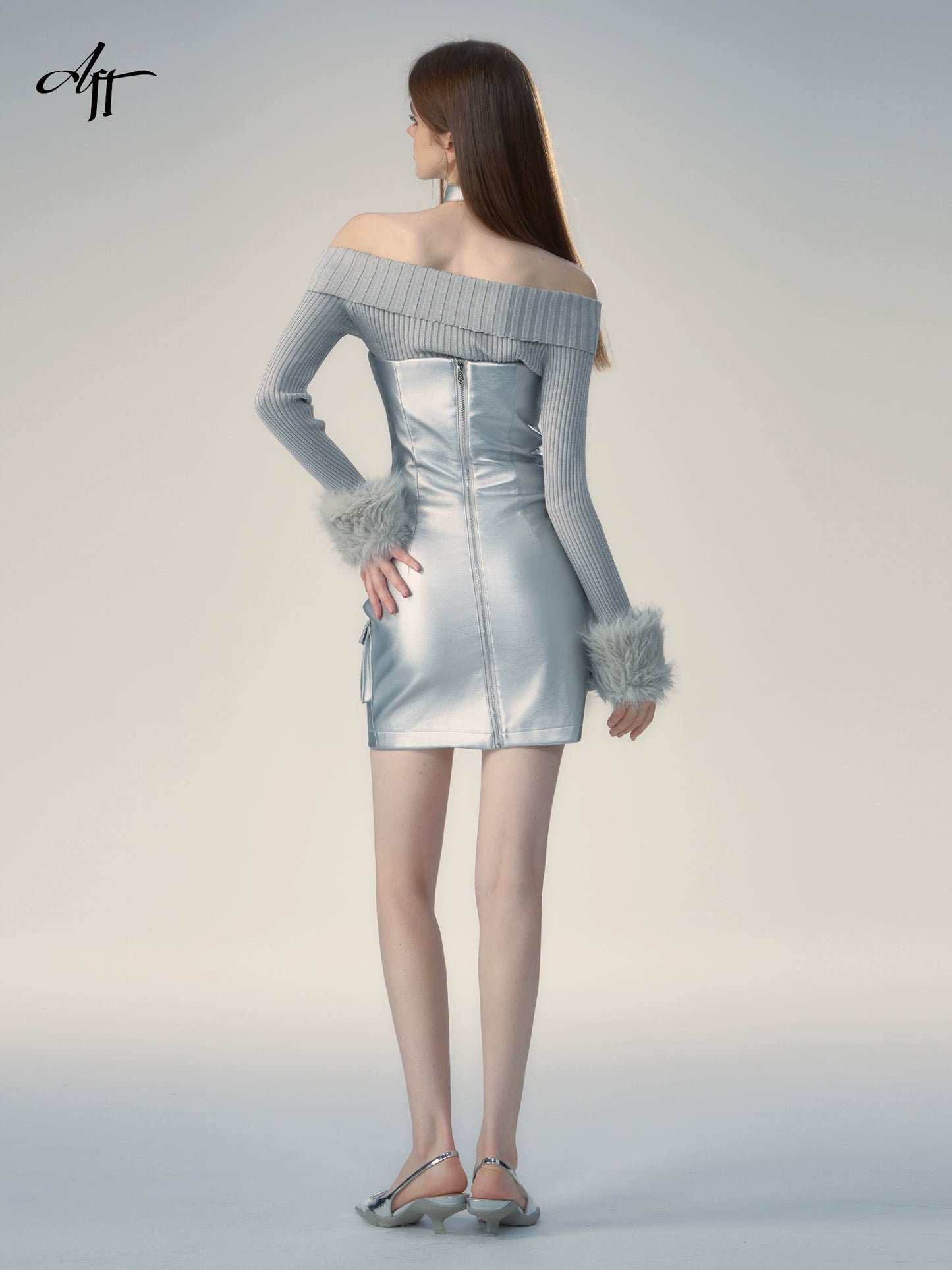 아가씨가 가죽 은색 드레스를 소매합니다