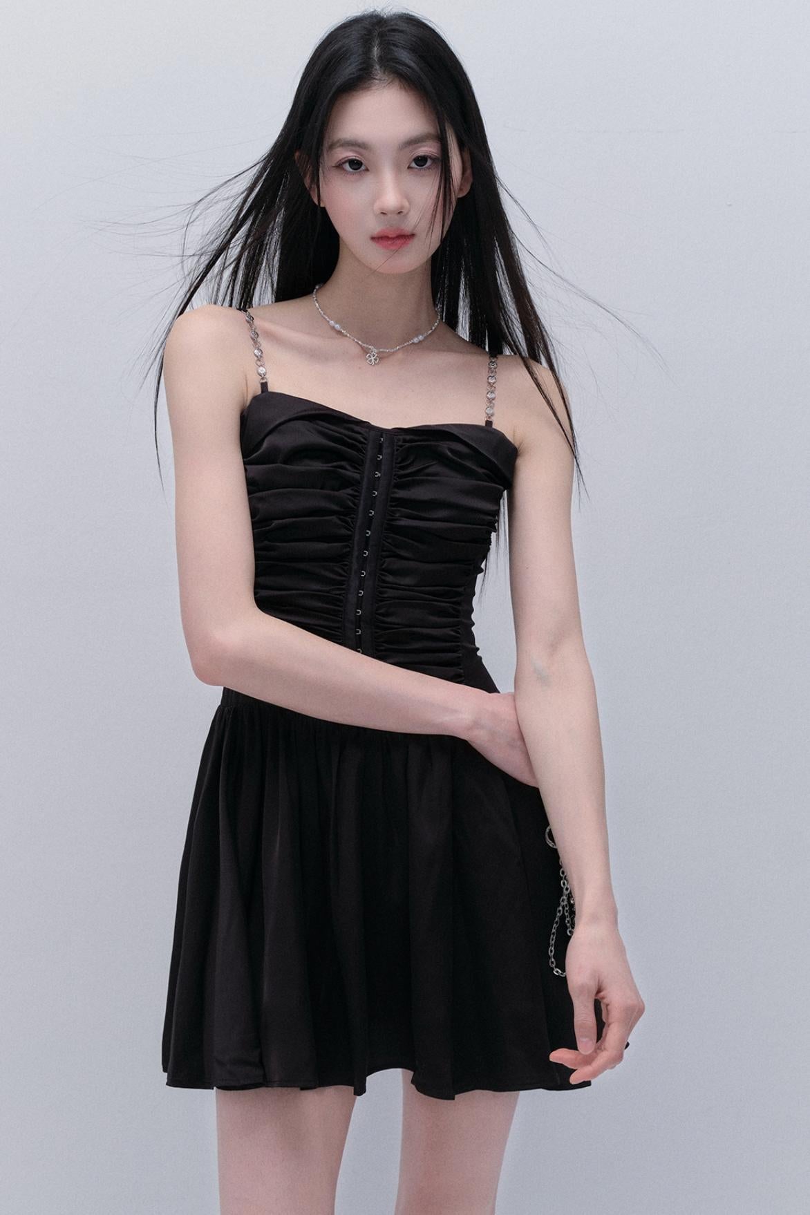 Fließendes Satin-Silhouette-Kleid 