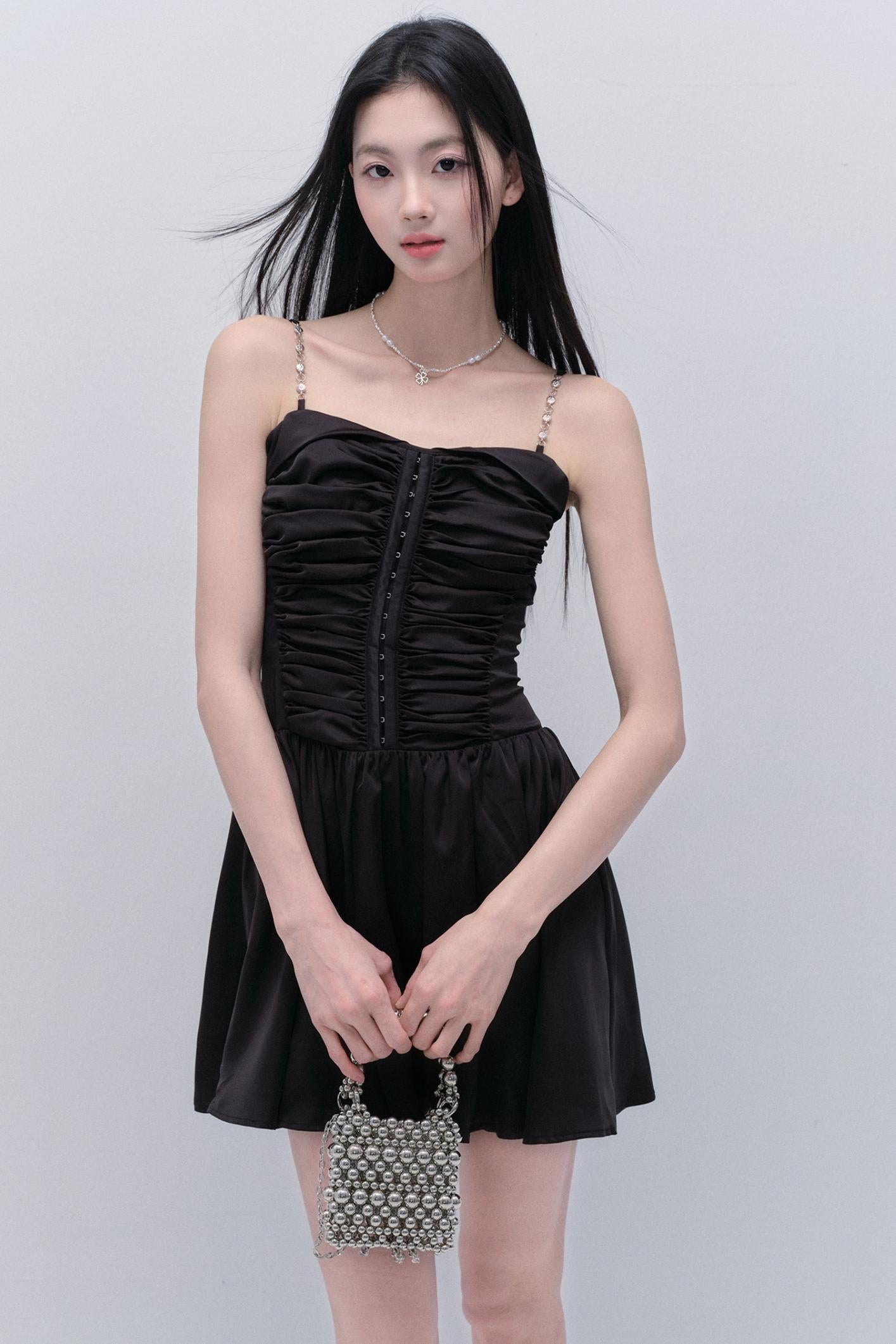 Fließendes Satin-Silhouette-Kleid 