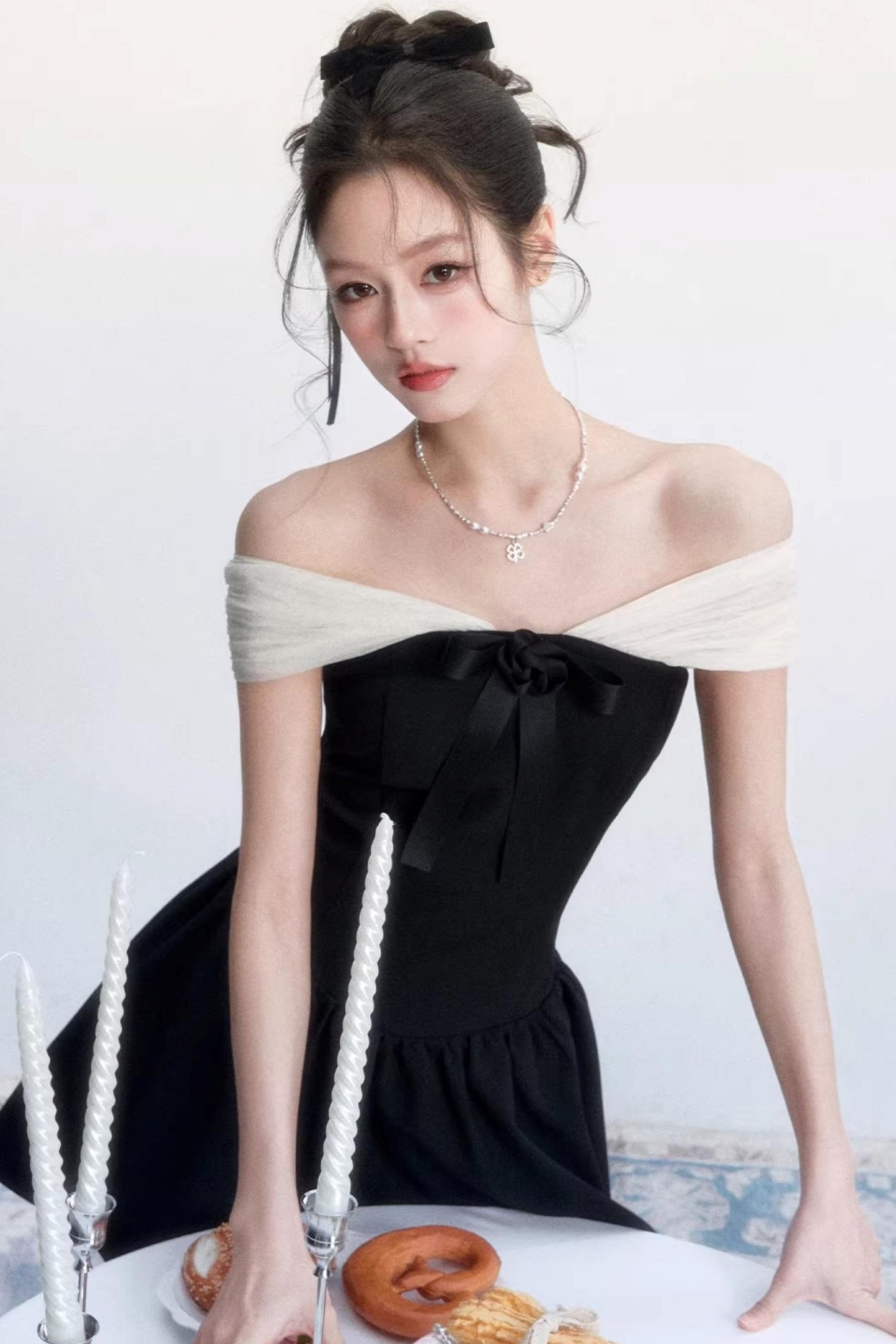 Vestido con hombros descubiertos en colores contrastantes