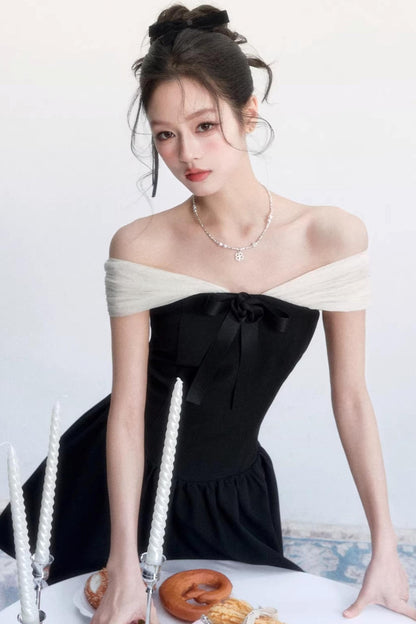 Vestido con hombros descubiertos en colores contrastantes