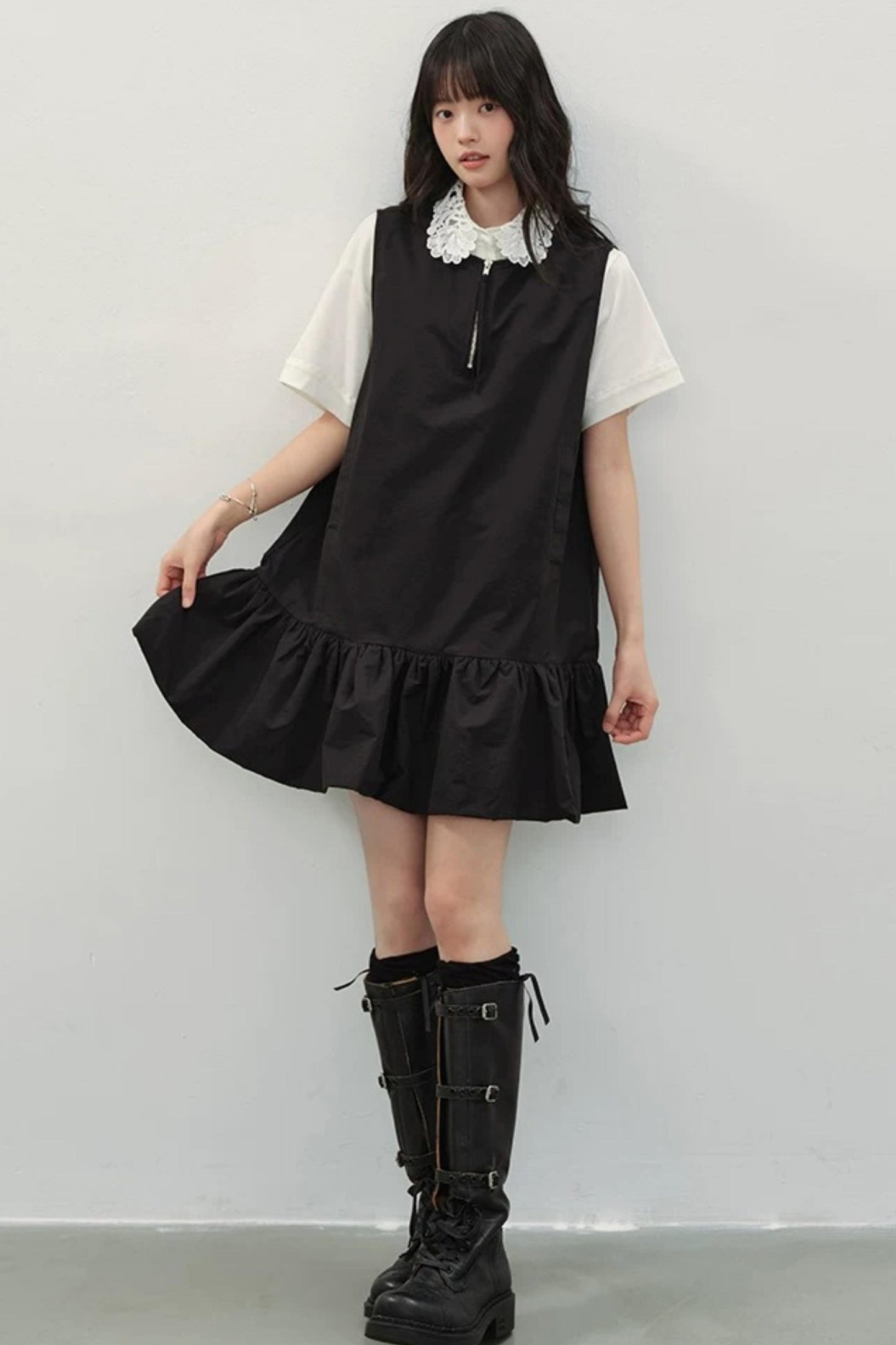 Vestido negro con cremallera y bajo con volantes
