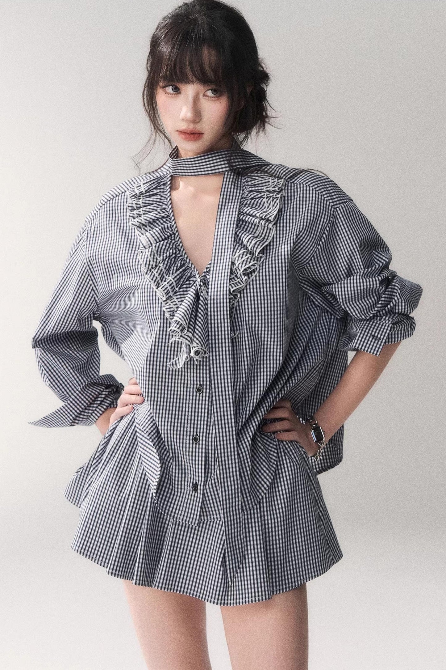Ensemble chemise à carreaux bleus et dentelle