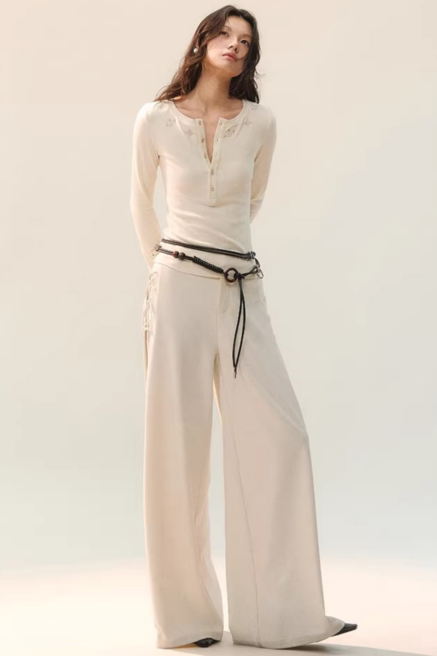 Pantalon large drapé à nouer sur le côté