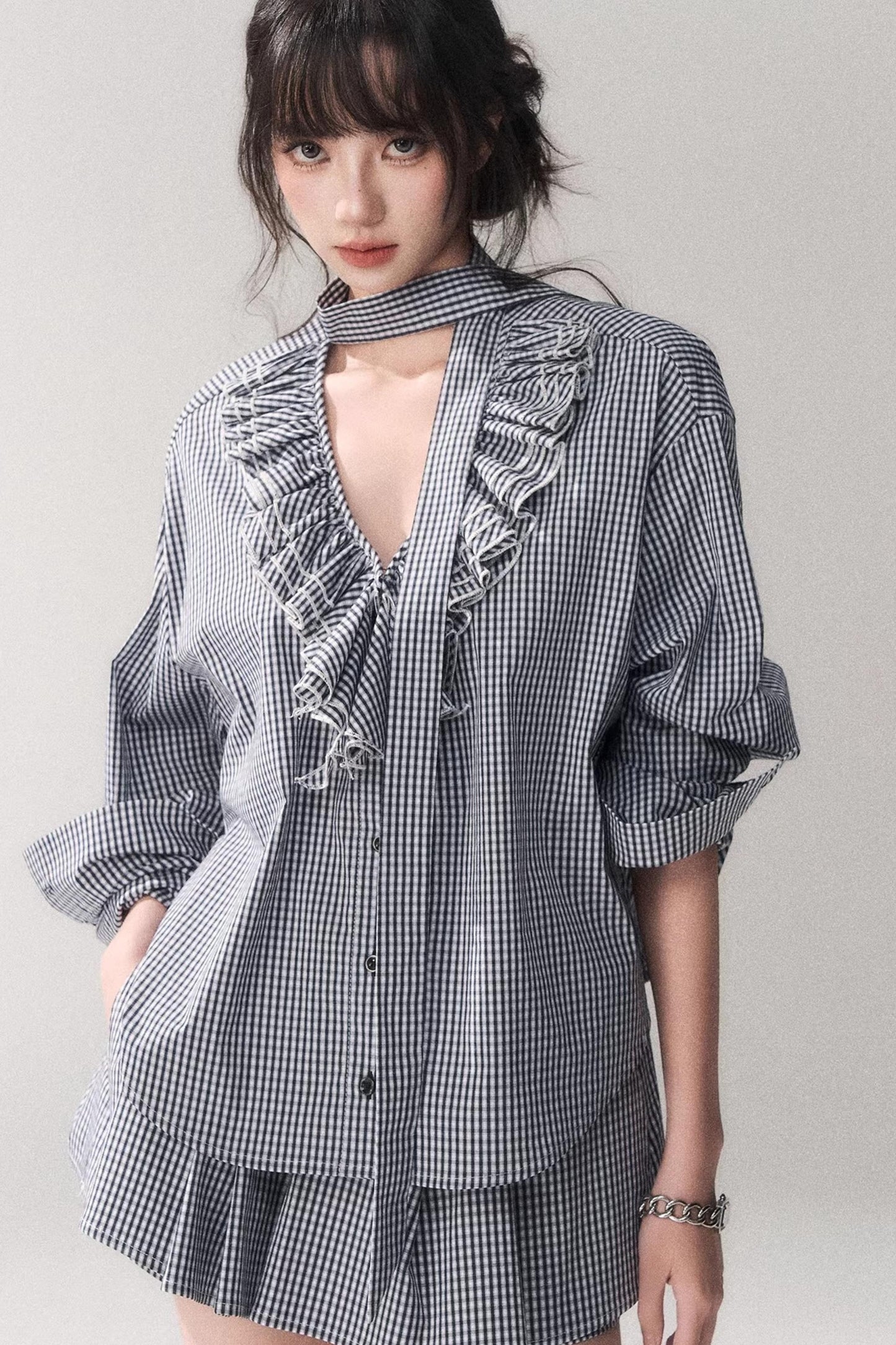 Ensemble chemise à carreaux bleus et dentelle