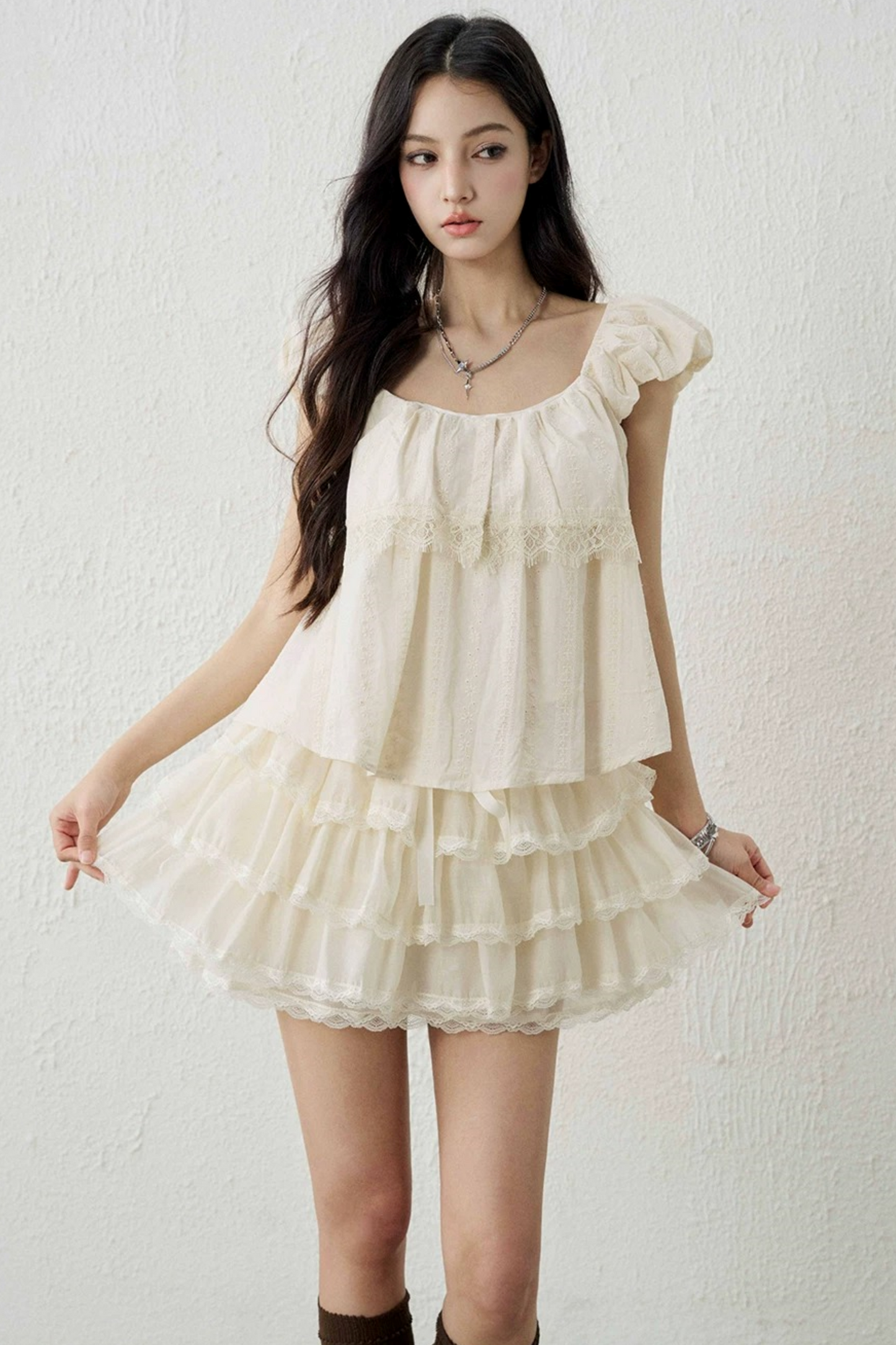 Top corto estilo babydoll con mangas con volantes