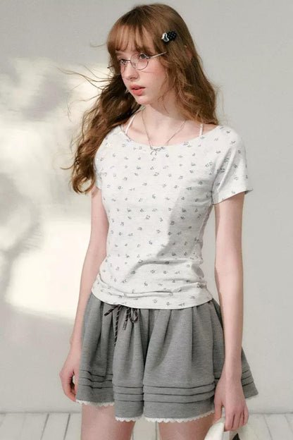 T-shirt con Scollo Asimmetrico e Stampa Floreale