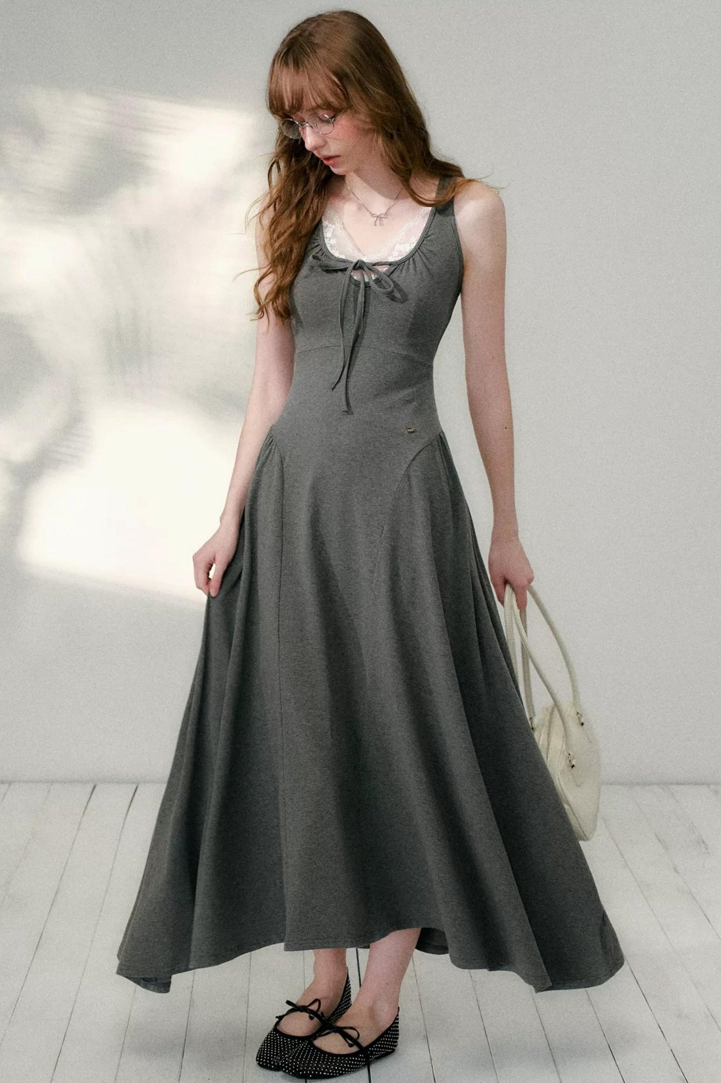 Vestido línea A irregular con escote en U en gris