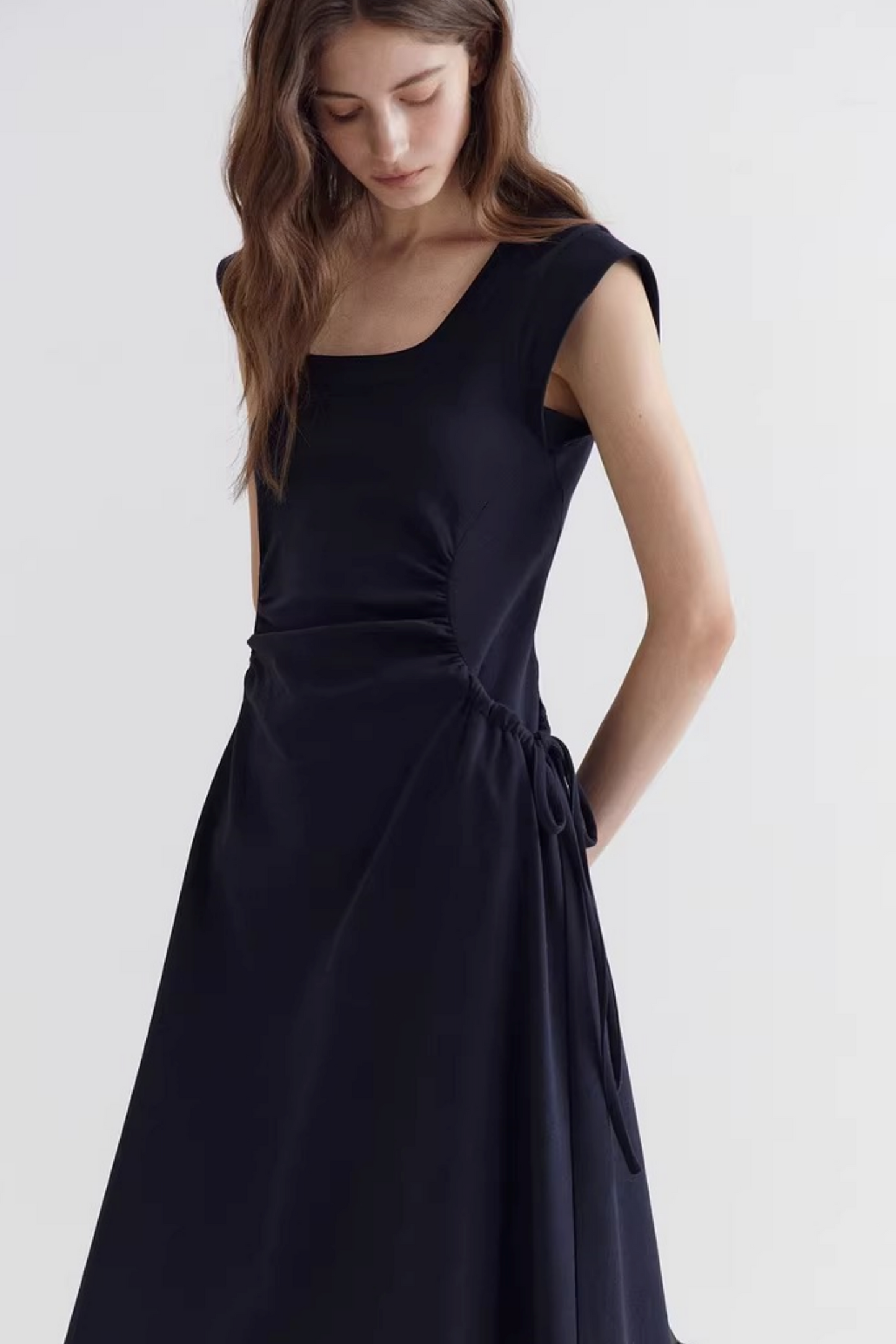 Robe à encolure carrée et taille nouée