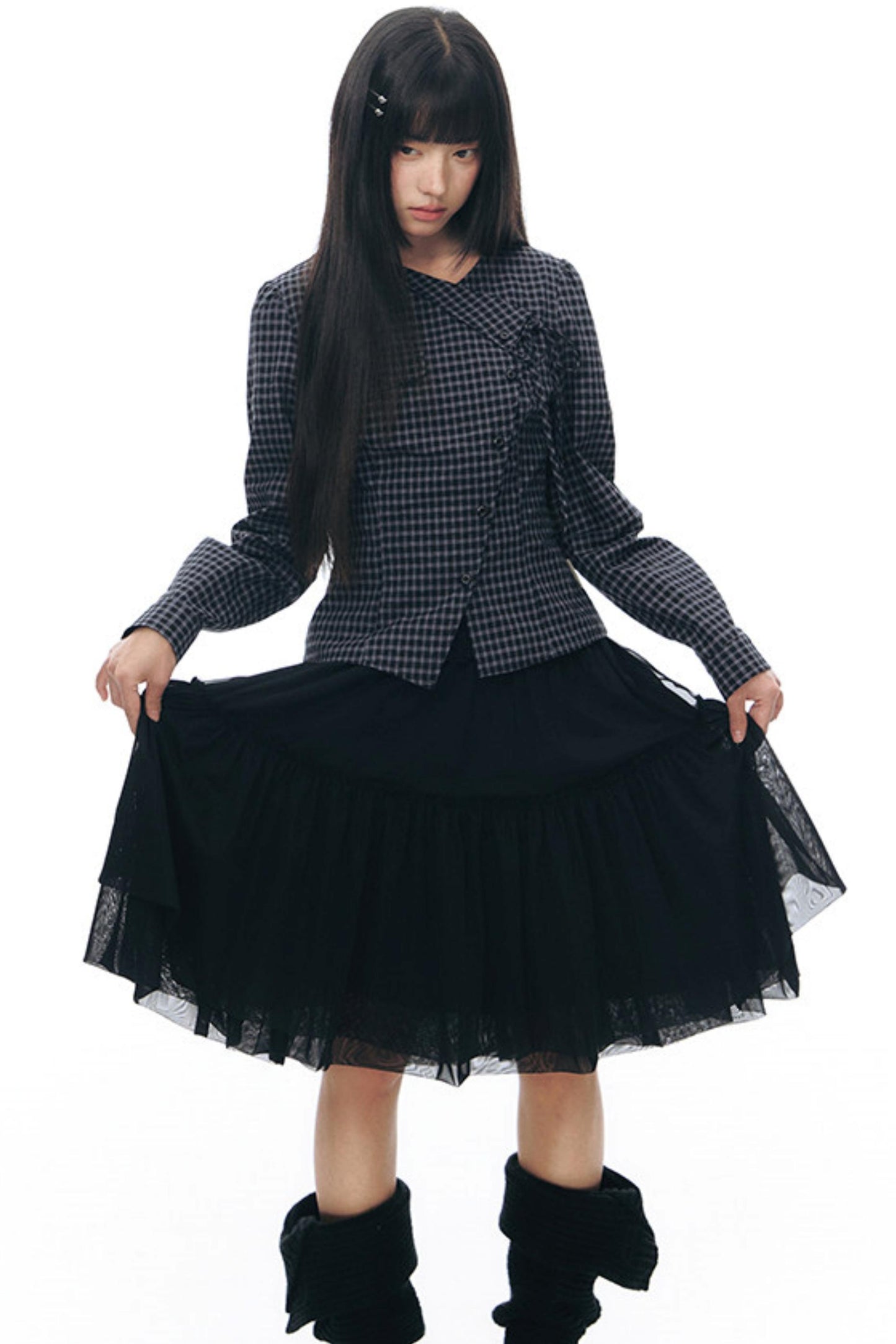 Anordnung aus diagonal kariertem Hemd und Blumenrock