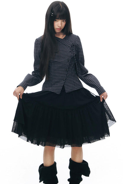 Anordnung aus diagonal kariertem Hemd und Blumenrock