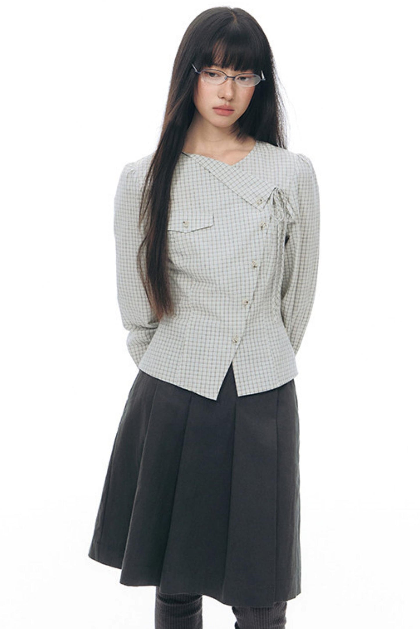 Anordnung aus diagonal kariertem Hemd und Blumenrock