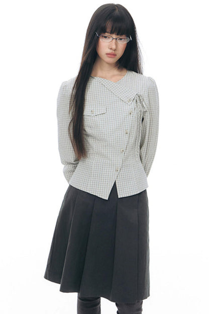 Anordnung aus diagonal kariertem Hemd und Blumenrock