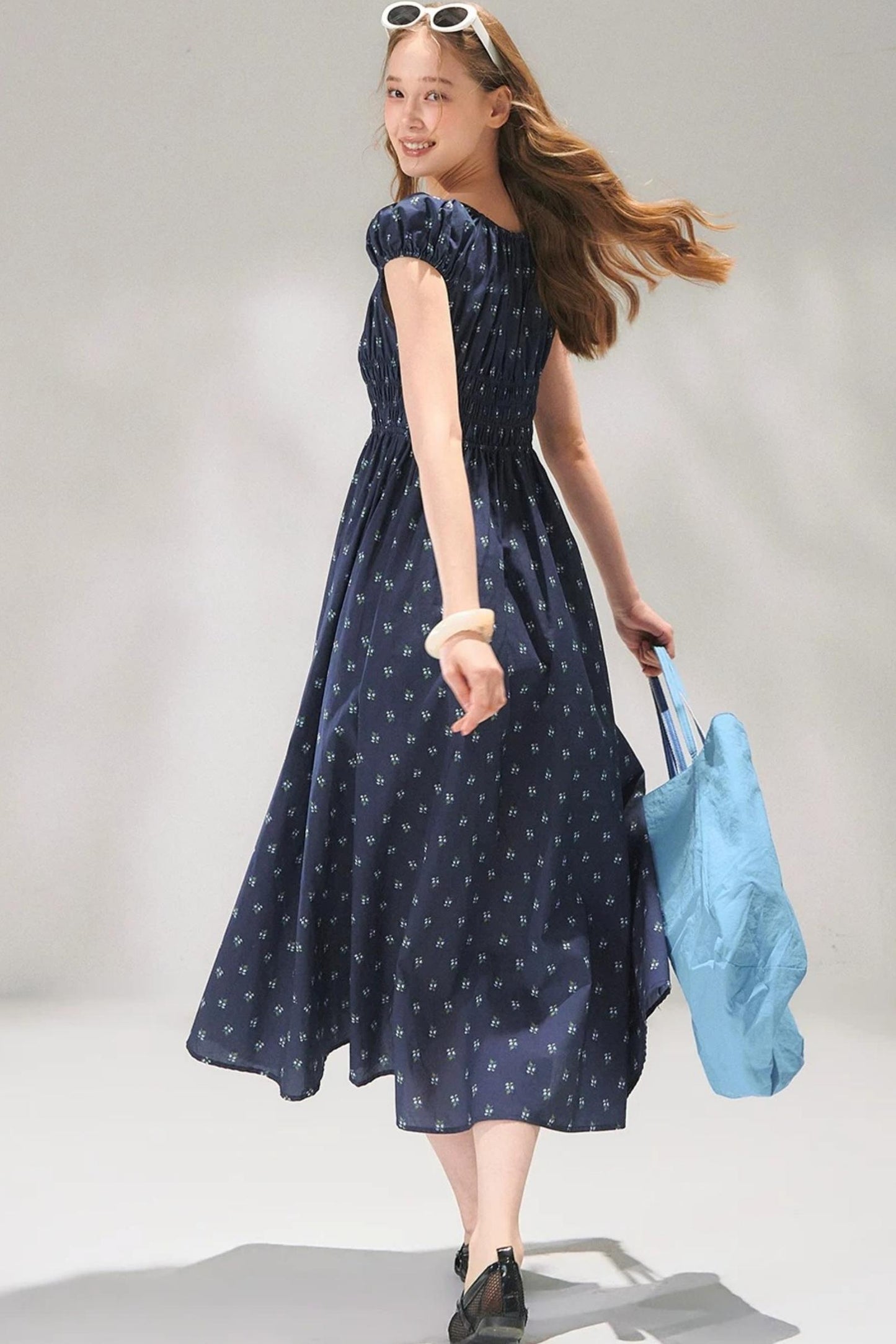 Abito floreale blu navy con lacci