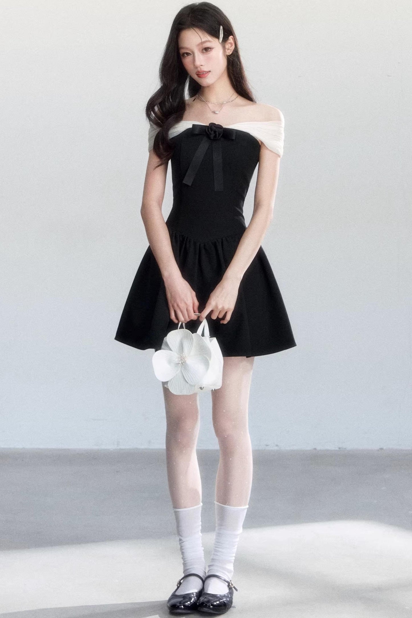 Vestido con hombros descubiertos en colores contrastantes