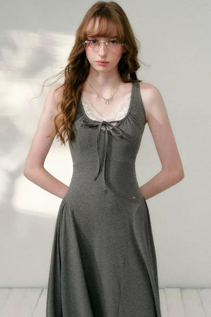 Vestido línea A irregular con escote en U en gris