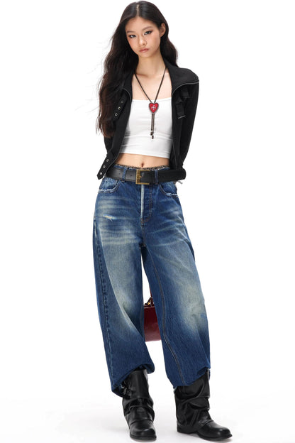 Amerikanische, locker fallende Jeanshose im Used-Look