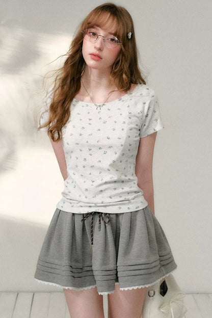 T-shirt con Scollo Asimmetrico e Stampa Floreale