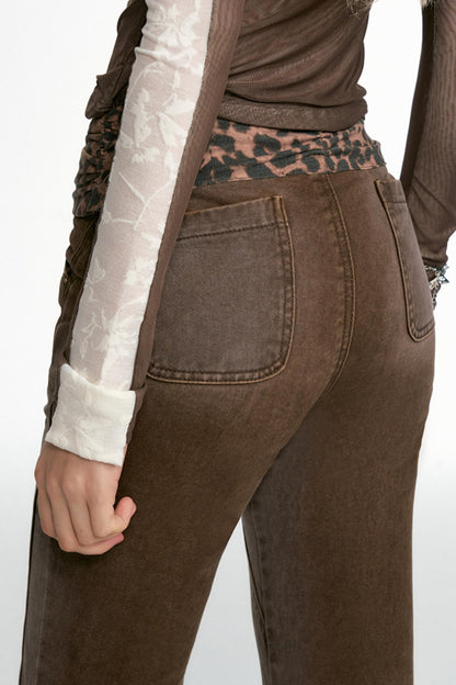 OfAkiva's "Cheetah" Leopardenprint-Crêpe-Paneele konturieren den Fade Split Jeans