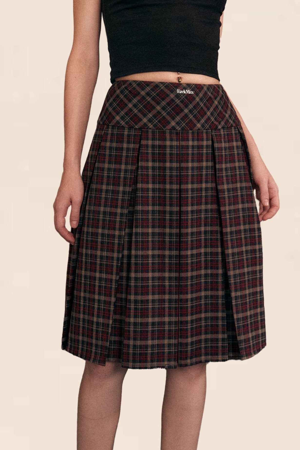 BLACK AND RED PLAID PLEATED SKIRT