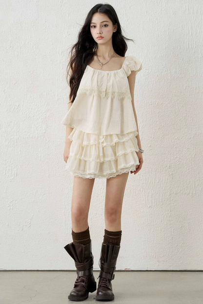 Top corto estilo babydoll con mangas con volantes