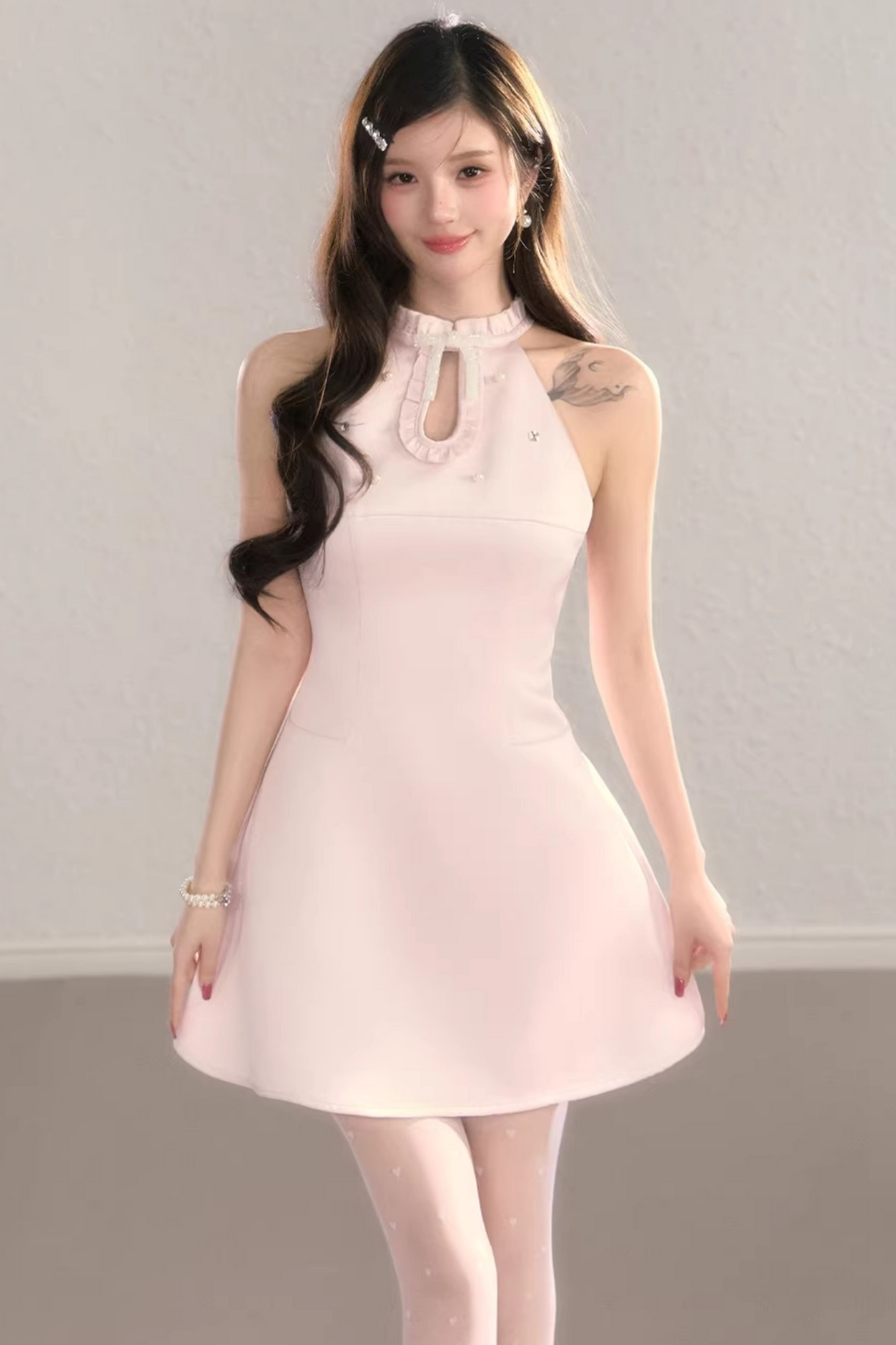 Abito rosa in raso con scollo all'americana