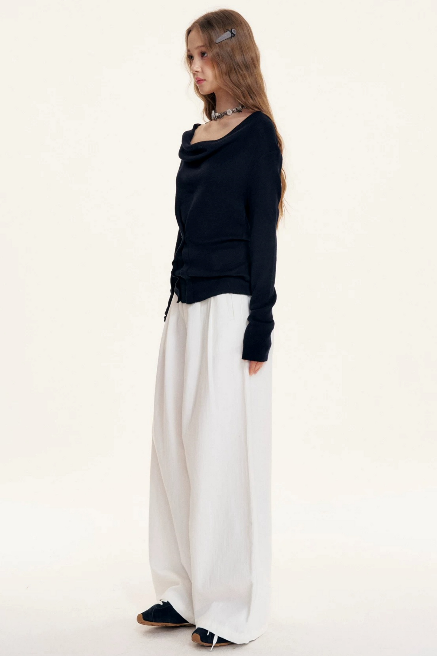 Schulterfreier Drapier-Strickpullover