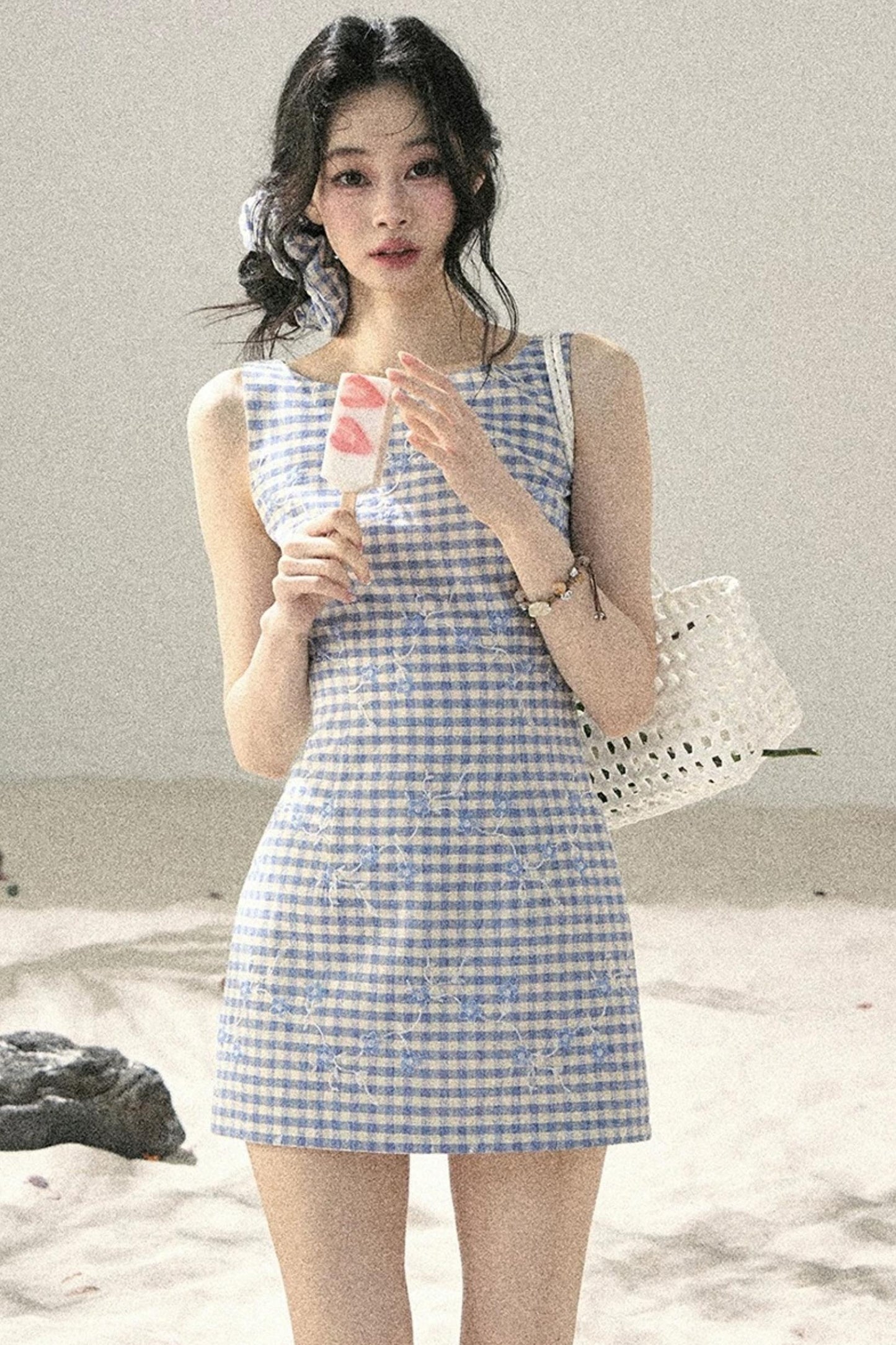 Robe d’été à carreaux avec broderie