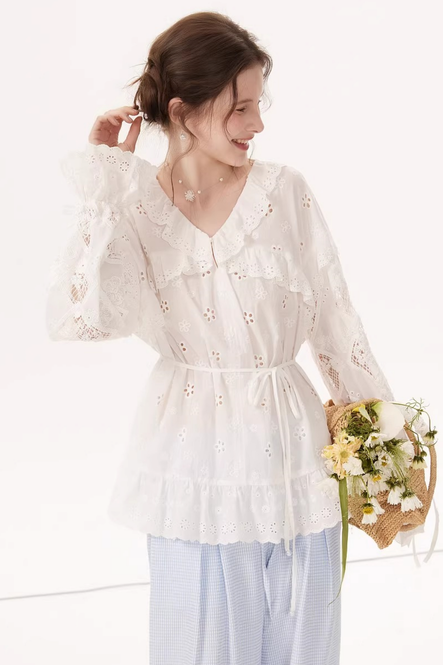 Blusa bordada con mangas farol