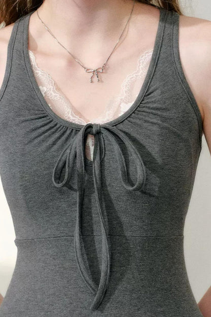 Vestido línea A irregular con escote en U en gris