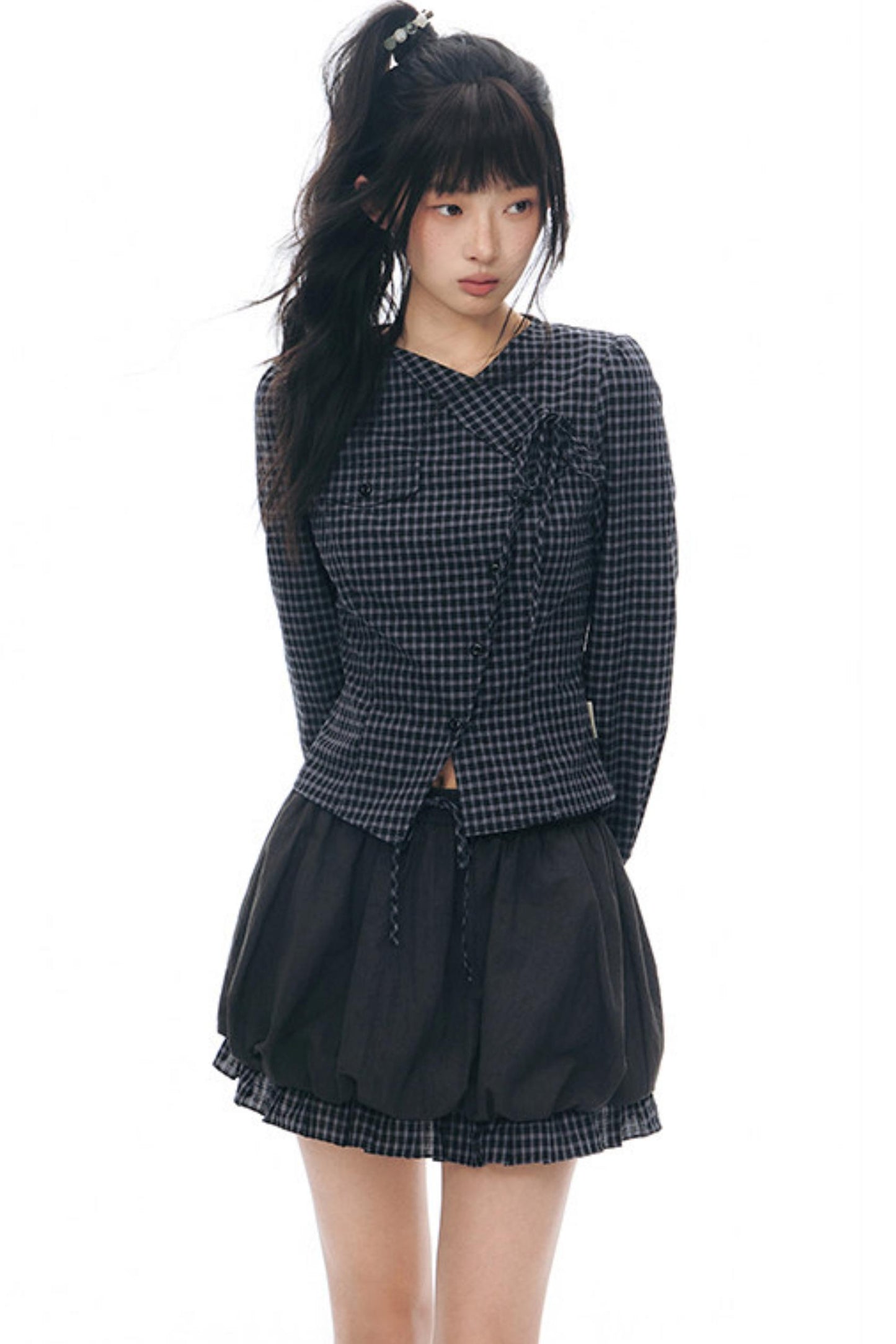 Anordnung aus diagonal kariertem Hemd und Blumenrock