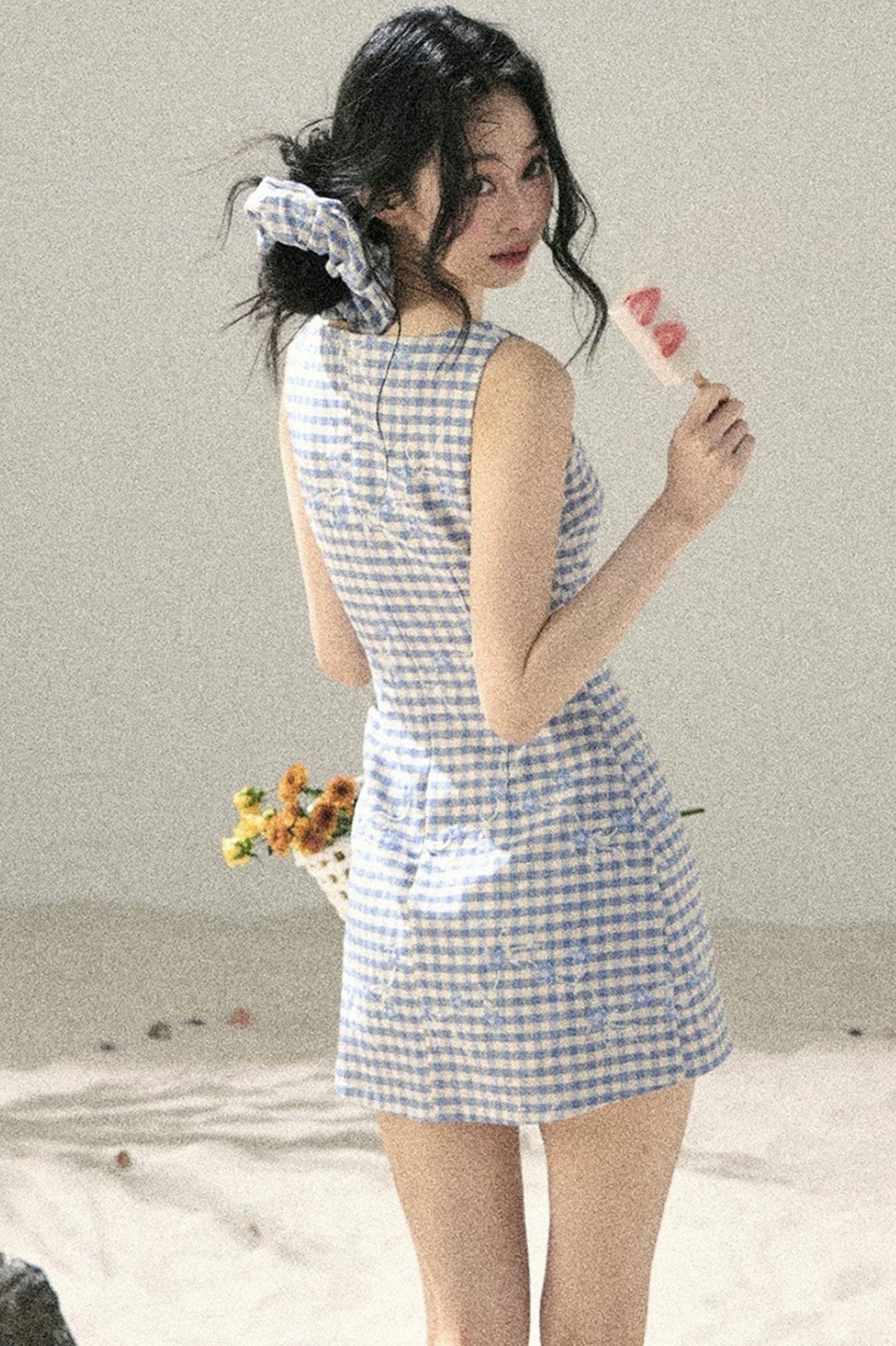 Robe d’été à carreaux avec broderie