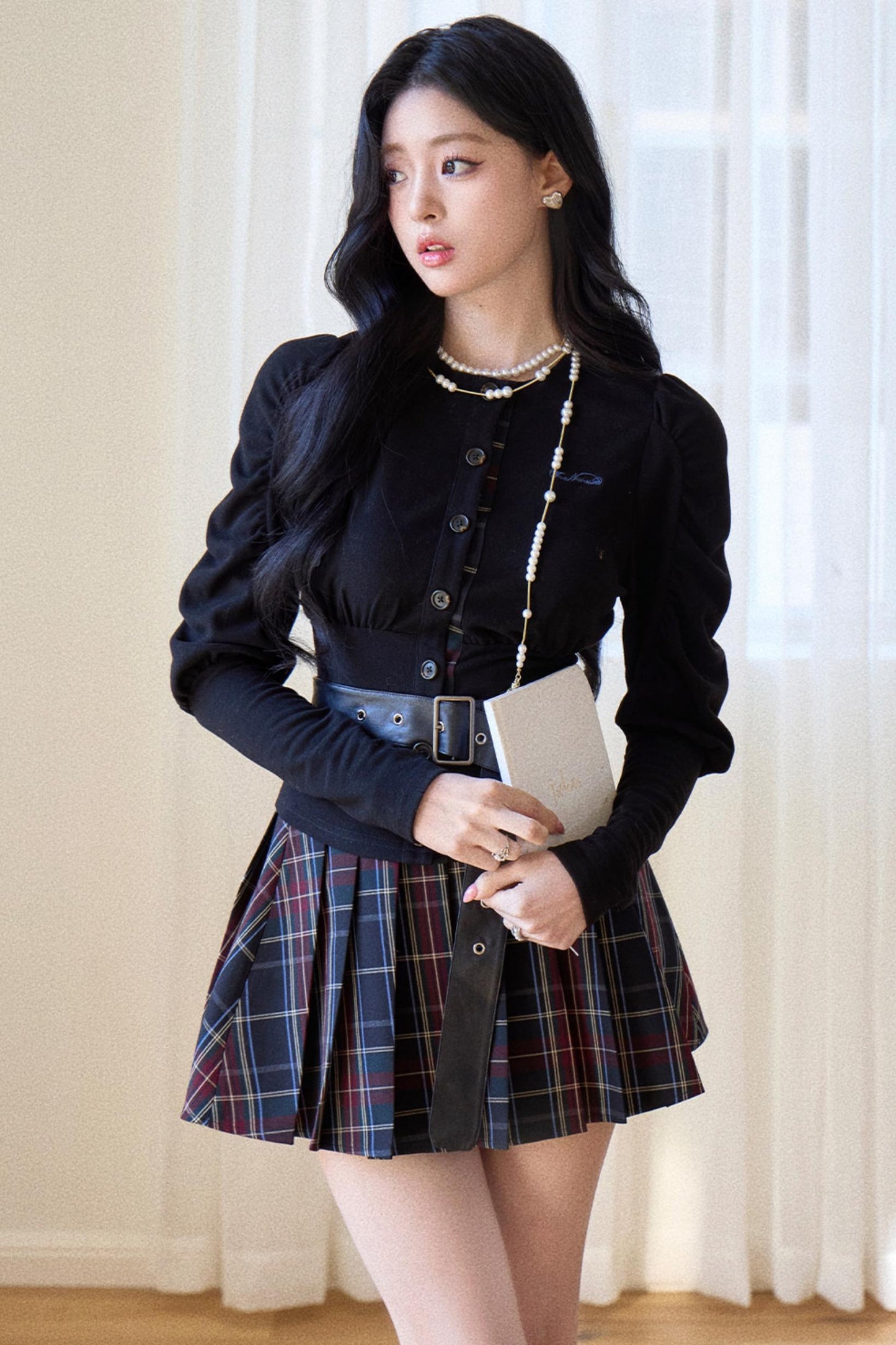 Chemise noire à manches bouffantes avec ceinture