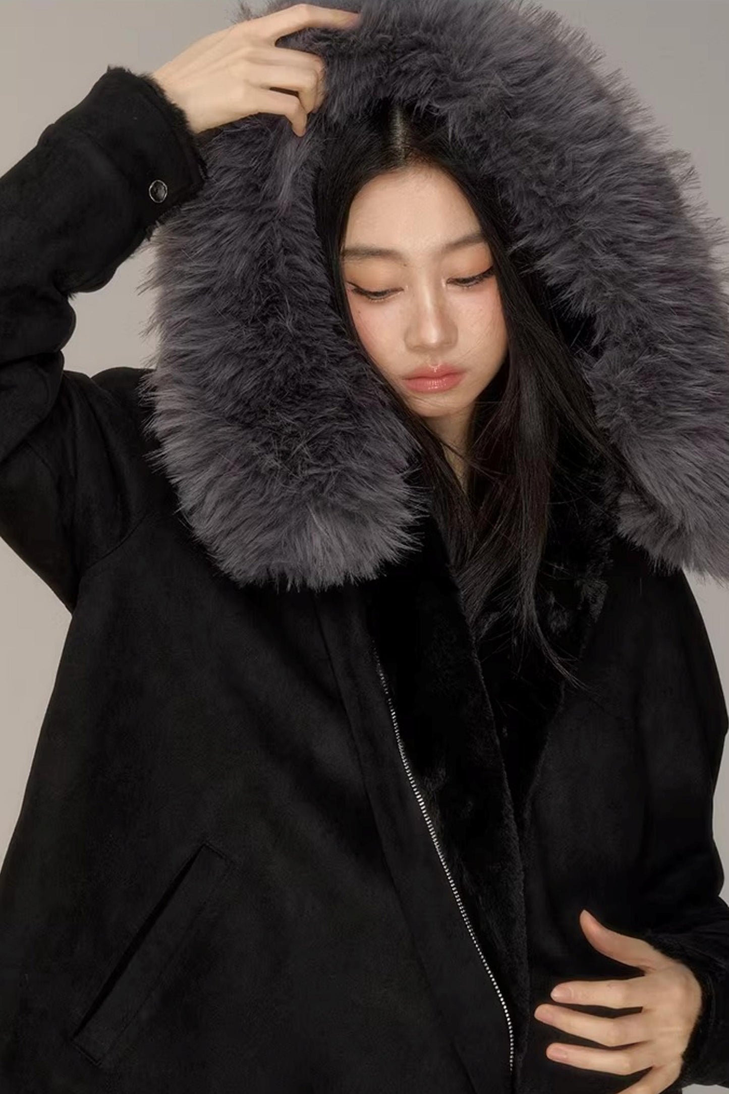 Veste noire en daim à col en fourrure