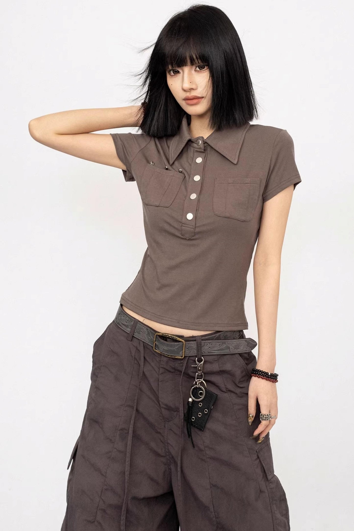 Schwarzes, taillenumspielendes T-Hemd