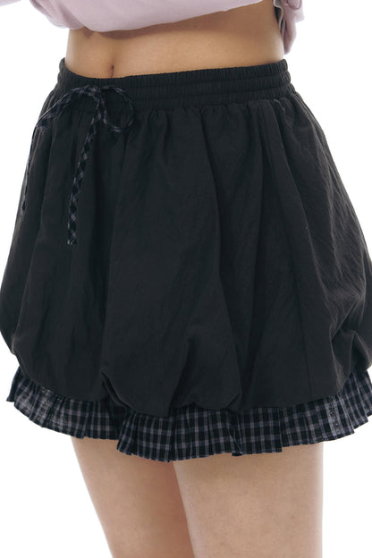 Anordnung aus diagonal kariertem Hemd und Blumenrock