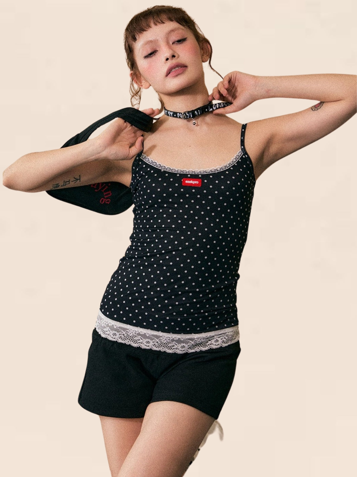 Gepunktetes Camisole-Top mit Spitzenbesatz