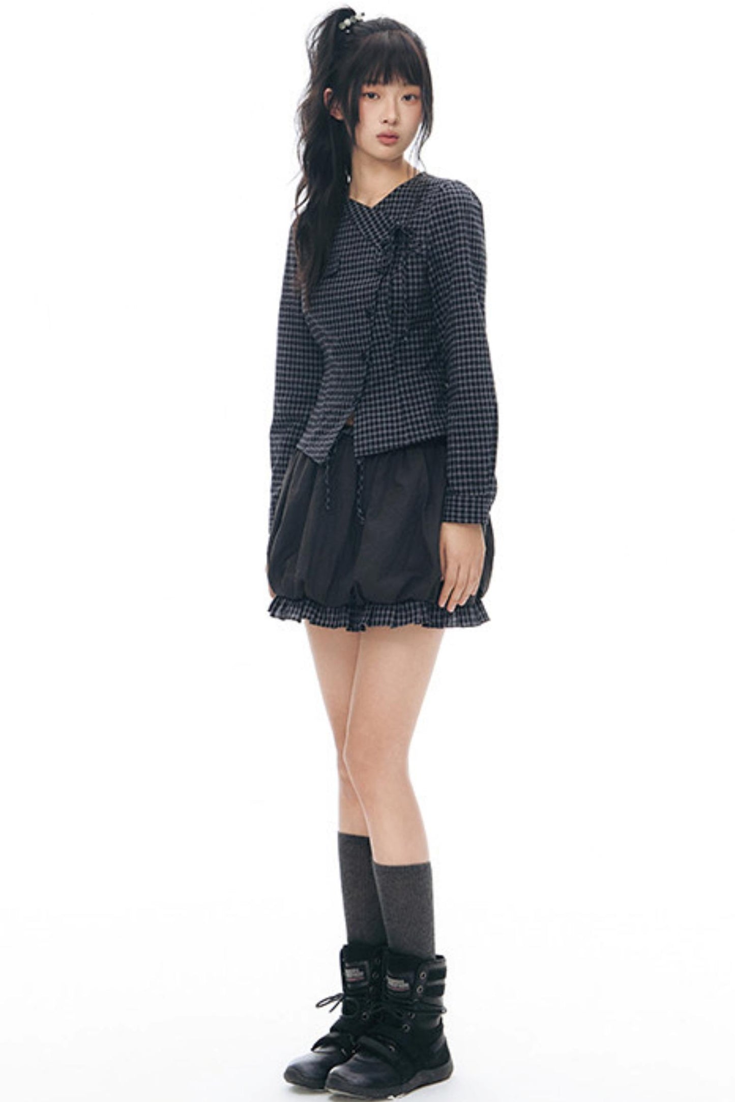 Anordnung aus diagonal kariertem Hemd und Blumenrock