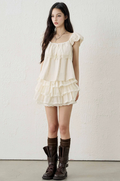 Top corto estilo babydoll con mangas con volantes