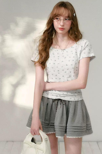 T-shirt con Scollo Asimmetrico e Stampa Floreale