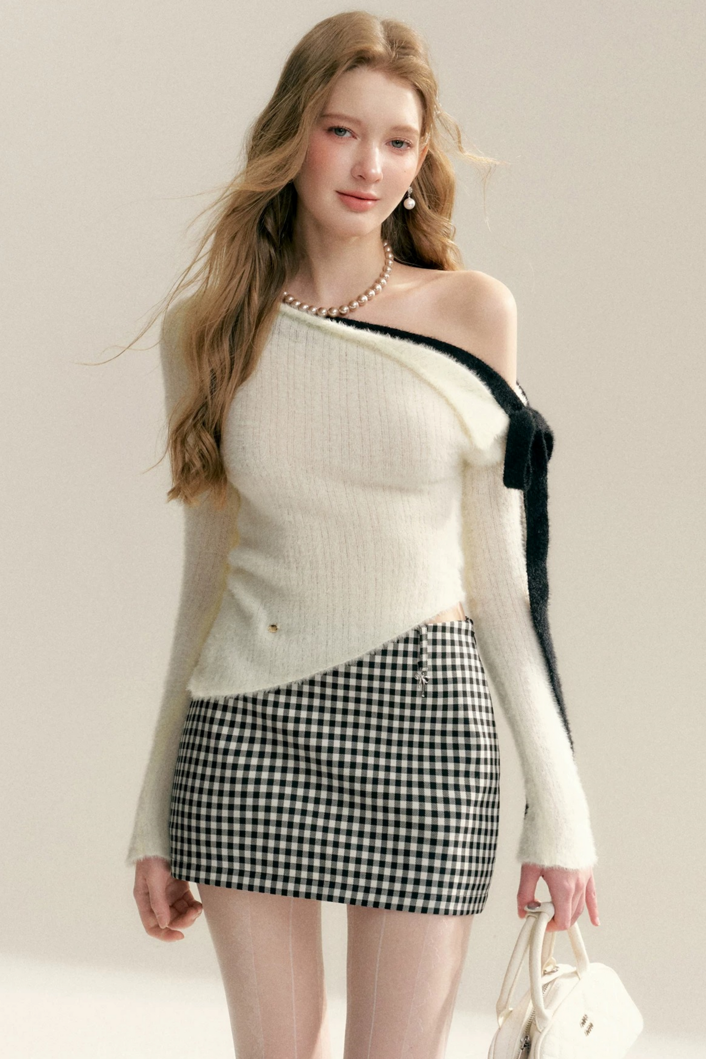 Pull épaules dénudées avec nœud asymétrique