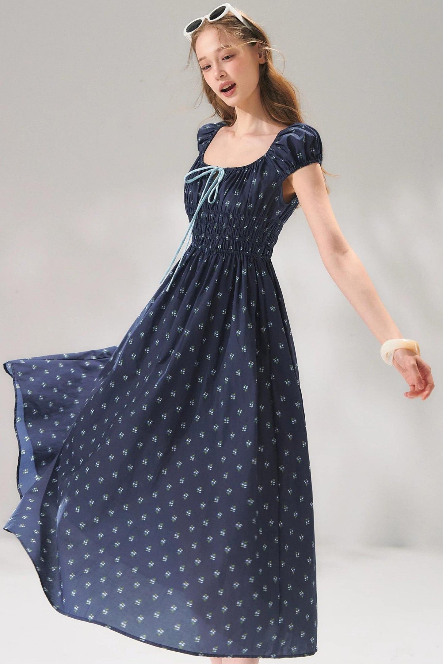 Abito floreale blu navy con lacci