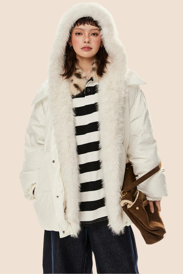 후드가 달린 두꺼운 흰색 오리털 재킷 