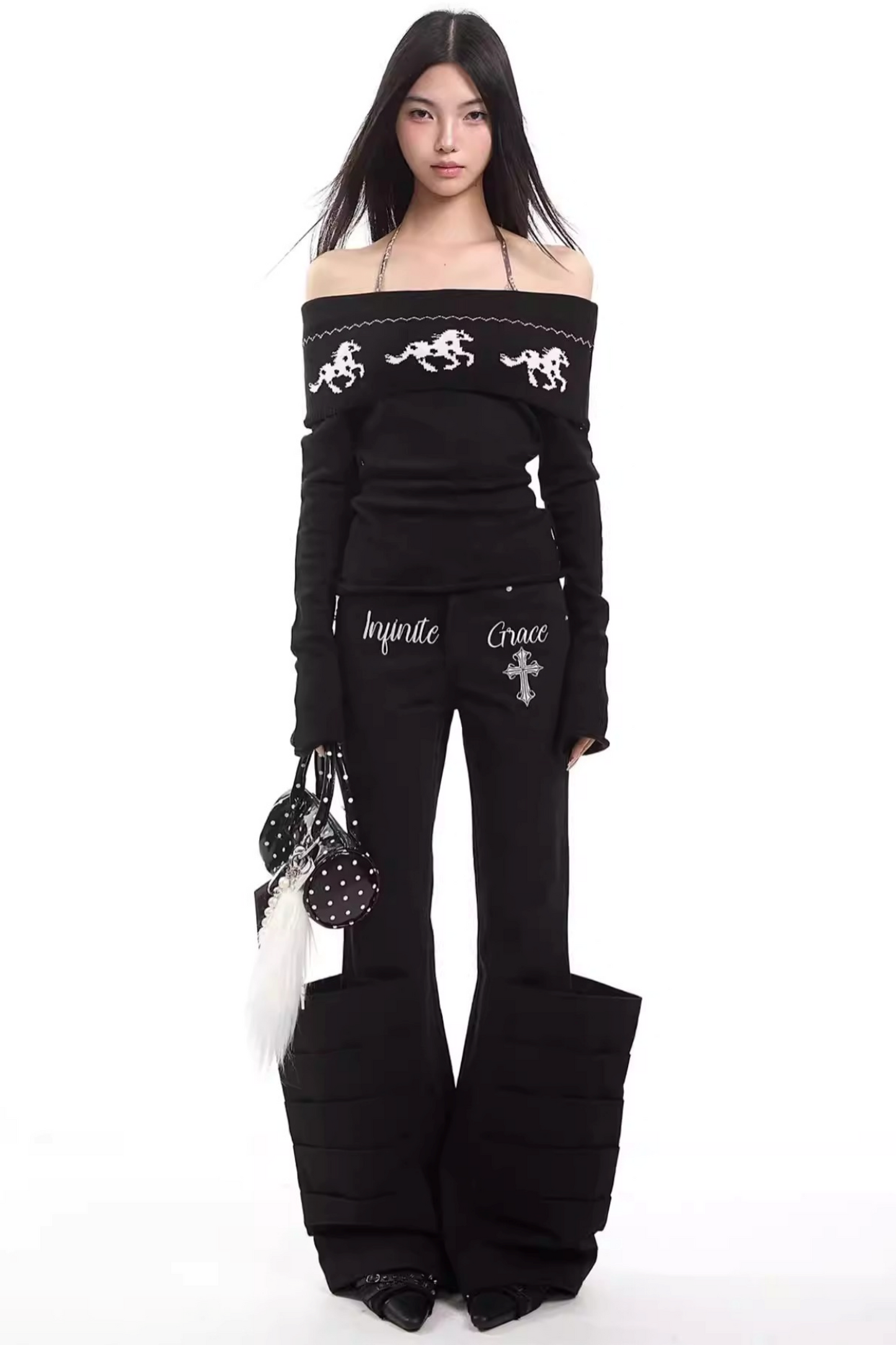 Schwarzer Strickpullover mit schulterfreiem Design