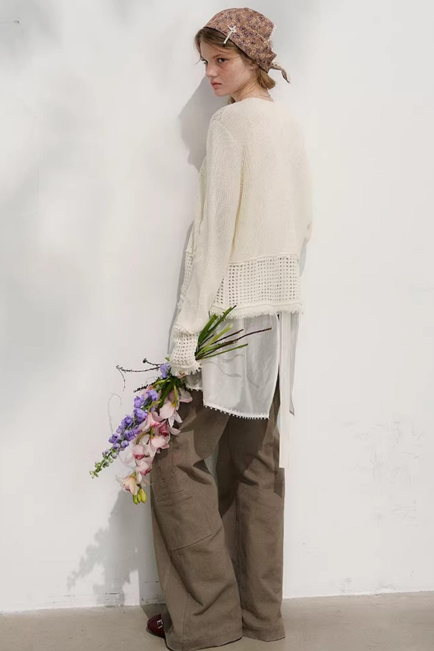 밤색 손으로 말아 올린 플레어 팬츠